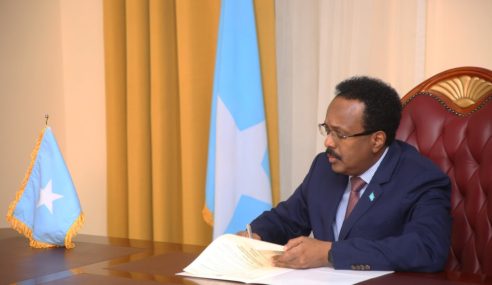 Farmaajo oo gaadhay Addis Ababa, Saraakiilna dalacsiiyay