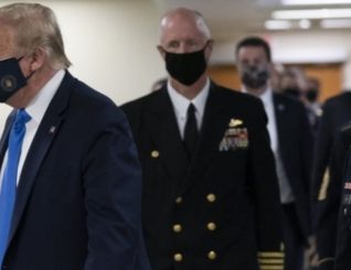 Fayraska Korona: Donald Trump oo ugu dambeyntii meel fagaare ah ku xirtay mask