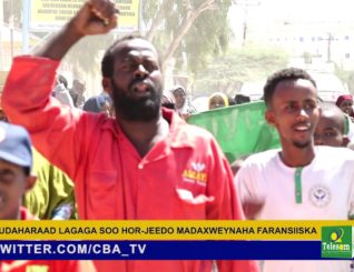 Hargeysa:- Mudaharaad balaadhan oo lagaga soo horjeedo madaxweynaha Faransiiska