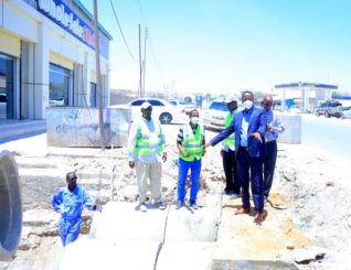 Agaasimaha Guud Ee Madaxtooyada JSL Oo Kormeeray Waddada Afarta Haad Ah Ee Badhtamaha Hargeysa Oo Loo Sameeyey Biyo-mareenno.