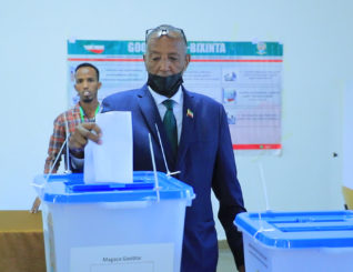 Somaliland president Muse Bihi cast his ballot as oppositions follow suites