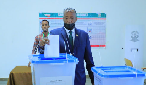 Somaliland president Muse Bihi cast his ballot as oppositions follow suites