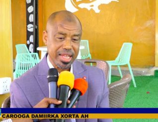 “Anigu Mahi Nin Aduunyo Qimeya, Golaha Wakiilada Waxaan Kula Shaqaynaya Bilaa Mushahar” Abwan Shacir