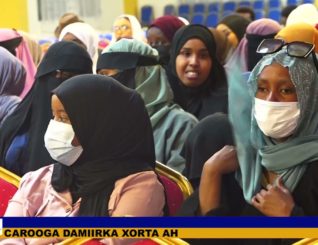 Guddoomiyeha Golaha wakiilada Cabdirisaaq Khaliif iyo bandhigga buugga Hogatuska Nolosha.