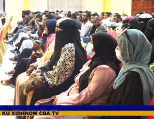 Guddoomiyeha Shaqaalaha Dawladda Khaalid Jaamac Qodax iyo bandhigga buugga Hogatuska Nolosha.