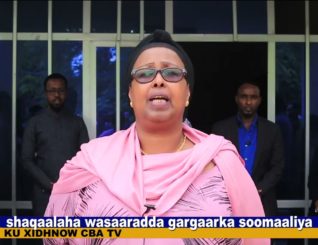 Qaar ka mid ah shaqaalaha wasradda gargaarka soomaaliya ayaa wasiirka wasaaradaasi eedeeyay