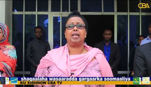 Qaar ka mid ah shaqaalaha wasradda gargaarka soomaaliya ayaa wasiirka wasaaradaasi eedeeyay