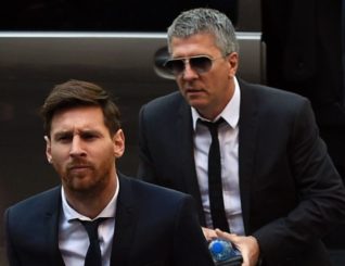 Aabaha Dhalay Lionel Messi Oo Telefoon Kula Hadlay Barcelona Xilli Uu Laacibkani Ku Dhibaatoonayo PSG