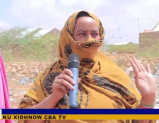 Dadwaynaha Burco oo ka gadooday Waddooyin ku yaala magaaladaasi oo xidhmay qashin aawadii.