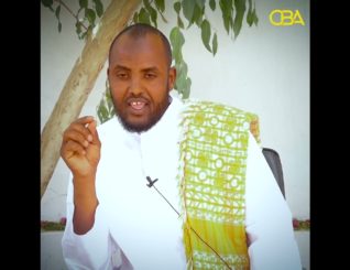 Ganacsatadu hantida Alle siiyey sadaqada haka bixiyaan, dadkooda na ha u naxaan.