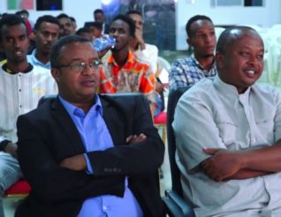 “Maxamuud iyo Buuni u jawaabi maayo ee Muuse wax naga dhaxeeyaan”Gudoomiye faysal cali waraabe.