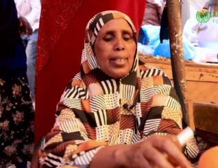 Sahamiye Foundation oo deeq lacageed gaadhsiiyey 410 qof oo ka mid ah dumarka ee suuqa Waaheen.