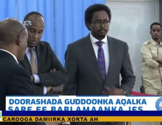 doorashadii Guddoomiye ku xigeenka aqalka sare oo lagu kala dareeray