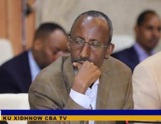 Raysalwasaare  xamsa cabdi bare ayaa shir gudoomiyay kulankii ugu horeeye ay yeeshaan golihiisa wasiirada