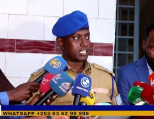 Booliska Soomaaliya oo gacanta ku soo dhigay haweeneey si arxan daran u garaacday gabar yar oo…