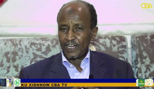 Madaxweyne Biixi, oo Eryay wasiirkii hawlaha guud ee Somaliland Cabdilaahi Abokor Cismaan.