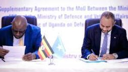 Dowladaha Soomaaliya iyo Uganda oo kala saxiixday heshiis is afgarad oo dhanka difaaca ah