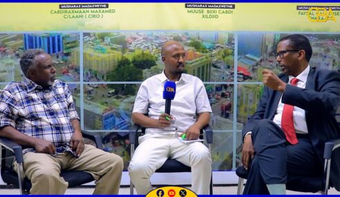 “Aduunyada Dilalku way ka dhacaan, laakiin kiiska dhallinyaradii la dilay xukuumaddu habeen kama ay nasan, Aniguna ma ahi nin tolkii aflagaadeeya.” Wasiir Cumar Shucayb