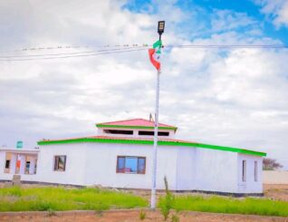Madaxweynaha Jamhuuriyadda Somaliland oo Dhagax-dhigay Aagga Warshadaha ee Gobolka TogdheerMadaxweynaha Jamhuuriyadda Somaliland Mudane Cabdiraxmaan Maxamed Cabdilaahi (Cirro) ayaa maanta si rasmi ah dhagax-dhigay Aagga Warshadaha ee Gobolka Togdheer, kaasi oo loo qorsheeyay in uu noqdo xarun muhiim ah oo kobcisa dhaqaalaha dalka, soo jiidashada Maalgashiga, shaqo-abuurka iyo horumarinta wax-soo-saarka gudaha dalka.Madaxweynaha ayaa ku is dul taagay in Aagga Warshaduhu uu horseedi doono maalgelin ballaadhan, fursado shaqo oo cusub, iyo in la yareeyo ku-tiirsanaanta badeecadaha dibadda laga keeno.Madaxweynuhu waxakale oo uu tilmaamay in mashruucani qayb weyn ka qaadan doono horumarinta ganacsiga iyo dhiirrigelinta hal-abuurka ganacsiga ee muwaadiniinta JSL.Shacabka iyo maamulka Gobolka Togdheer ayaa si weyn u soo dhaweeyay Dhagax-dhigga, iyaga oo ku tilmaamay tallaabo istaraatiiji ah oo Xukuumadda haatan talada haysaa ay ku xoojinayso Dhaqaalaha Qaranka isla markaana ay kor ugu qaadayso fursadaha shaqo ee bulshada.ALLAA MAHAD LEHXuseen Aadan Cige (Deyr)Afhayeenka Madaxtooyada Jamhuuriyadda Somaliland