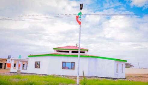 Madaxweynaha Jamhuuriyadda Somaliland oo Dhagax-dhigay Aagga Warshadaha ee Gobolka TogdheerMadaxweynaha Jamhuuriyadda Somaliland Mudane Cabdiraxmaan Maxamed Cabdilaahi (Cirro) ayaa maanta si rasmi ah dhagax-dhigay Aagga Warshadaha ee Gobolka Togdheer, kaasi oo loo qorsheeyay in uu noqdo xarun muhiim ah oo kobcisa dhaqaalaha dalka, soo jiidashada Maalgashiga, shaqo-abuurka iyo horumarinta wax-soo-saarka gudaha dalka.Madaxweynaha ayaa ku is dul taagay in Aagga Warshaduhu uu horseedi doono maalgelin ballaadhan, fursado shaqo oo cusub, iyo in la yareeyo ku-tiirsanaanta badeecadaha dibadda laga keeno.Madaxweynuhu waxakale oo uu tilmaamay in mashruucani qayb weyn ka qaadan doono horumarinta ganacsiga iyo dhiirrigelinta hal-abuurka ganacsiga ee muwaadiniinta JSL.Shacabka iyo maamulka Gobolka Togdheer ayaa si weyn u soo dhaweeyay Dhagax-dhigga, iyaga oo ku tilmaamay tallaabo istaraatiiji ah oo Xukuumadda haatan talada haysaa ay ku xoojinayso Dhaqaalaha Qaranka isla markaana ay kor ugu qaadayso fursadaha shaqo ee bulshada.ALLAA MAHAD LEHXuseen Aadan Cige (Deyr)Afhayeenka Madaxtooyada Jamhuuriyadda Somaliland