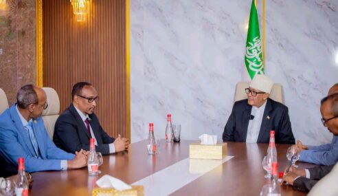 Madaxweynaha Somaliland iyo Wasiirka Ganacsiga ee Jabuuti oo Kulan Ku Yeeshay Madaxtooyada Hargeysa