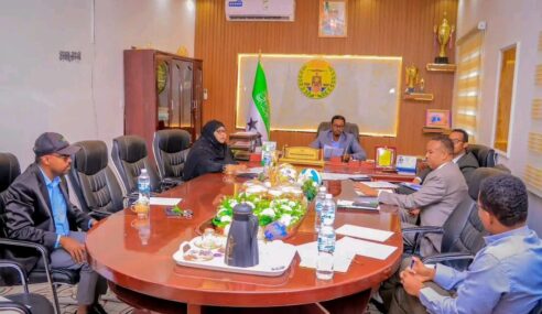 Wasiirka Dhallinyarada iyo Ciyaaraha JSL oo Shir la Qaatay Guddida Sare ee Sanduuqa Horumarinta Dhallinyarada