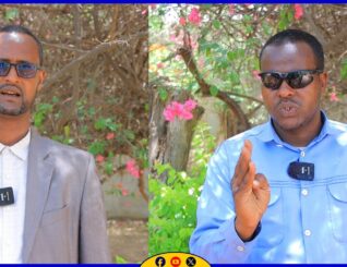 Faarax Cabdi iyo Cilmi Maxamed Dhancadde ayaa Maayirka Ceel Afweyn ku eedayey inuu siyaasadeeyay deeq raashin ah oo degmadda la soo gaadhsiiyay