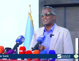 Xildhibaan Cabdiraxmaan Cabdishakuur oo madaxda dawladda Soomaaliya u jeediyey eedo culus iyo digniino adag.