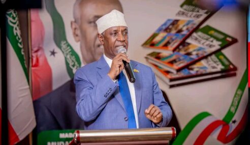 The Vice President of the Republic of Somaliland, Mr. Mohamed Ali Aw Abdi, today officially launched the Somaliland Investment Guide in Hargeisa.This program outlines the available investment opportunities in the country, the national investment policy, and the incentives for both domestic and foreign investors.The launching ceremony was also attended by government ministers, businesspeople, scholars, and many other distinguished guests.In a keynote speech, the Vice President emphasized the importance of investment for the country, stating:“Investment is the gateway to a country’s development. Fortunately, Somaliland currently offers numerous investment opportunities. I encourage our local entrepreneurs to take advantage of these opportunities, as they are the citizens and true stakeholders of this nation. As a government, we are ready to welcome anyone who wishes to invest in Somaliland.”