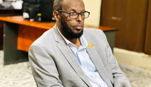 Sawirro: Wasiirka Wasaaradda Waxbarashada, Barbaarinta iyo Sayniska Jamhuuriyadda Somaliland, Prof. Ismaaciil Ducaale Yuusuf, ayaa maanta kormeer shaqo ku tagay xarunta Wasaaradda Waxbarashada ee gobolka Sanaag. Wasiirka waxaa kormeerkan ku weheliyay maamulka gobolka ee Wasaaradda Waxbarashada.