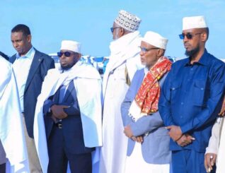 The Peace Preparatory Committee, members of the National Peace Committee, and the administration of Sanaag region welcomed a preliminary delegation representing the Warsangeli clan’s peace conference near the outskirts of Ceerigaabo town.