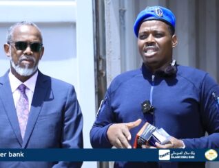 Afhayeenka Booliska Soomaaliya G/L Cabdi Fitaax Aadan oo sheegey in Dekadda muqdisho lagu qabtay kunteenar laga soo buuxiyey waxyaabaha Maanka Dooriya.