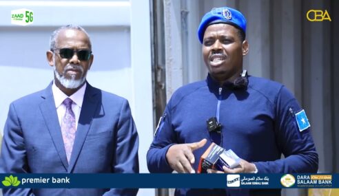 Afhayeenka Booliska Soomaaliya G/L Cabdi Fitaax Aadan oo sheegey in Dekadda muqdisho lagu qabtay kunteenar laga soo buuxiyey waxyaabaha Maanka Dooriya.