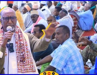 Wasiirka Arimaha Gudaha Somaliland ayaa la dardaarmey shacabka magaalada Ceerigaabo