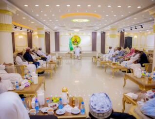 𝐌𝐚𝐝𝐚𝐱𝐰𝐞𝐲𝐧𝐚𝐡𝐚 𝐉𝐚𝐦𝐡𝐮𝐮𝐫𝐢𝐲𝐚𝐝𝐝𝐚 𝐒𝐨𝐦𝐚𝐥𝐢𝐥𝐚𝐧𝐝 𝐨𝐨 𝐆𝐮𝐫𝐢𝐠𝐢𝐢𝐬𝐚 𝐊𝐮𝐥𝐚𝐧 𝐊𝐮𝐥𝐚 𝐘𝐞𝐞𝐬𝐡𝐚𝐲 𝐂𝐮𝐥𝐢𝐦𝐚𝐝𝐚 𝐃𝐚𝐥𝐤𝐚Madaxweynaha Jamhuuriyadda Somaliland, Mudane Cabdiraxmaan Maxamed Cabdillaahi (Cirro), ayaa caawa gurigiisa kulan muhiim ah oo miisaan leh kula yeeshay Culimada waaweyn ee dalka, kulankaasi oo uu nuxurkiisu ahaa wadatashi iyo xog-warran Qaran oo ku saabsan arrimo badan oo mudnaan weyn u leh Qaranka Somaliland.