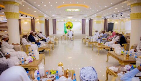 𝐌𝐚𝐝𝐚𝐱𝐰𝐞𝐲𝐧𝐚𝐡𝐚 𝐉𝐚𝐦𝐡𝐮𝐮𝐫𝐢𝐲𝐚𝐝𝐝𝐚 𝐒𝐨𝐦𝐚𝐥𝐢𝐥𝐚𝐧𝐝 𝐨𝐨 𝐆𝐮𝐫𝐢𝐠𝐢𝐢𝐬𝐚 𝐊𝐮𝐥𝐚𝐧 𝐊𝐮𝐥𝐚 𝐘𝐞𝐞𝐬𝐡𝐚𝐲 𝐂𝐮𝐥𝐢𝐦𝐚𝐝𝐚 𝐃𝐚𝐥𝐤𝐚Madaxweynaha Jamhuuriyadda Somaliland, Mudane Cabdiraxmaan Maxamed Cabdillaahi (Cirro), ayaa caawa gurigiisa kulan muhiim ah oo miisaan leh kula yeeshay Culimada waaweyn ee dalka, kulankaasi oo uu nuxurkiisu ahaa wadatashi iyo xog-warran Qaran oo ku saabsan arrimo badan oo mudnaan weyn u leh Qaranka Somaliland.