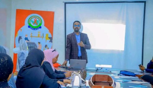 Agaasimaha Wacyigelinta Komishanka Qaranka Xakamaynta AIDS-ka, Barkhad Maxamuud Geeddi, ayaa soo gabagabeeyey tababar ku saabsan nolosha iyo shaqada oo socday muddo saddex cisho ah, kana dhacay Xarunta Komishanka Xakamaynta AIDS-ka.