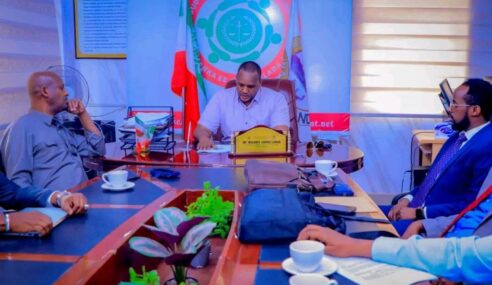 Hargeysa – Khamiis, 9 October 2025 – Guddida Ilaalinta iyo Daba-galka Hantida Qaranka ee Golaha Wakiillada Jamhuuriyadda Somaliland ayaa maanta kulan la yeeshay Hanti-dhawraha Guud ee Qaranka, kulankaas oo lagaga hadlay shuruucda la xiriirta maamulka hanti-dhawrka iyo la-dagaallanka musuqmaasuqa.