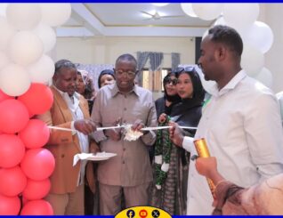 Guddoomiyaha Gobolka Togdheer oo furay xafiis lagu caawinayo dadka danyarta ah.