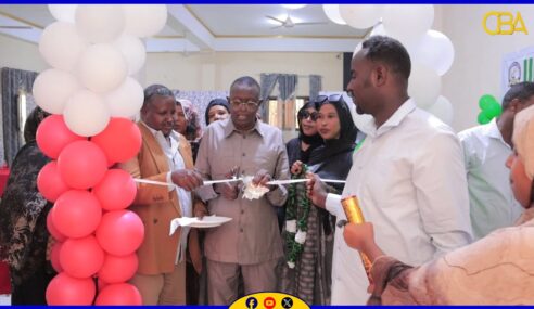 Guddoomiyaha Gobolka Togdheer oo furay xafiis lagu caawinayo dadka danyarta ah.