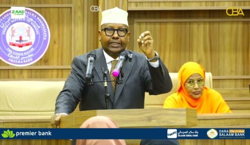Wasiir Fiqi oo si adag uga hadlay Su’aal uu weydiiyey senoter Cusmaan Dubbe