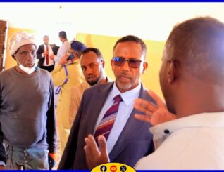 Wasiirka Xanaanada Xoolaha Somaliland ayaa booqday xarunta calafka xoolaha ee Banka Wajaale