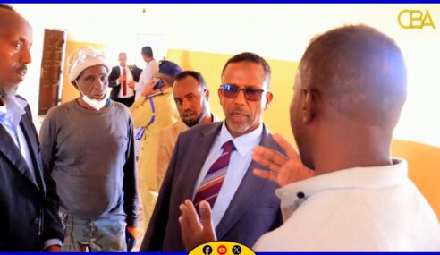 Wasiirka Xanaanada Xoolaha Somaliland ayaa booqday xarunta calafka xoolaha ee Banka Wajaale