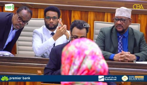 Buuq iyo dagaal gacan ka hadal ah ayaa hadheeyay kulankii Xildhibaanada Golaha Shacabka Soomaaliya