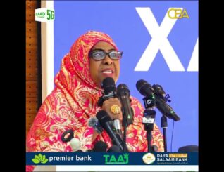 “Madaxweynihii aan dooranay Dhul boob ayuu ku mashquulsanyahay kama gaaro inuu Trump oo Soomaalid…