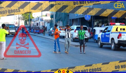 Mid kamid ah wadooyinka ugu halista badan muqdisho oo maalinkasta lagu arko dhalinyaro isaga duubaya muuqaalo ay dhigaan TIK TOK.