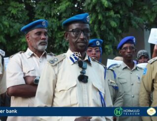 Muqdisho: Saraakiisha Booliska Soomaaliya ayaa qaylodhaan ka bixiyay barakicinta lagu sameeyey guryahooda iyo caruurtooda.