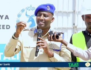 Taliska Booliska Somaaliya oo sanad ka dib dhagax dhig ku sameeyey dhulkii dabdamiska ee laga kiciyey boqolaal qoys danyar ah.