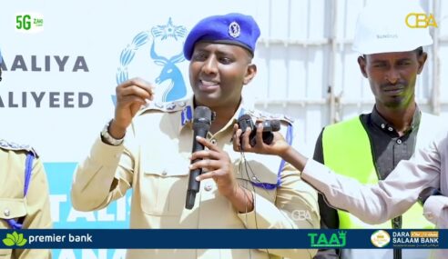 Taliska Booliska Somaaliya oo sanad ka dib dhagax dhig ku sameeyey dhulkii dabdamiska ee laga kiciyey boqolaal qoys danyar ah.