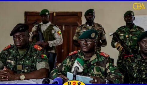 Urur-goboleedka Galbeedka Afrika ee ECOWAS ayaa isku dayaya inay dhexdhexaadiyaan Milatariga .